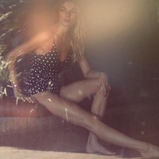 Jessica Hart feet photo thumbnail