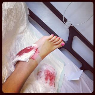 Jessica Hart feet photo thumbnail