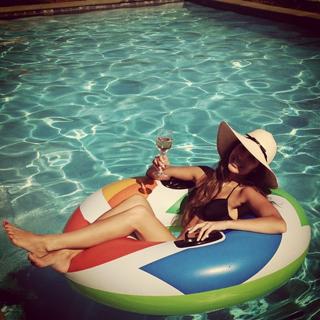 Jessica Hart feet photo thumbnail