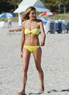 Jessica Hart feet photo thumbnail