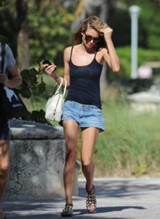 Jessica Hart feet photo thumbnail