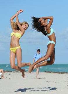 Jessica Hart feet photo thumbnail