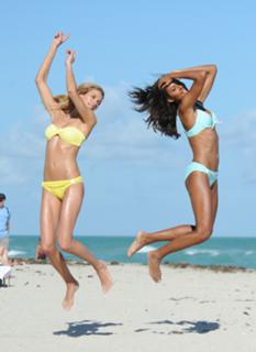 Jessica Hart feet photo thumbnail