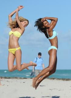 Jessica Hart feet photo thumbnail