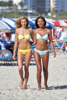 Jessica Hart feet photo thumbnail