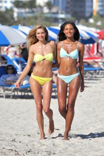 Jessica Hart feet photo thumbnail