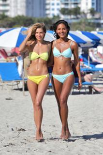 Jessica Hart feet photo thumbnail