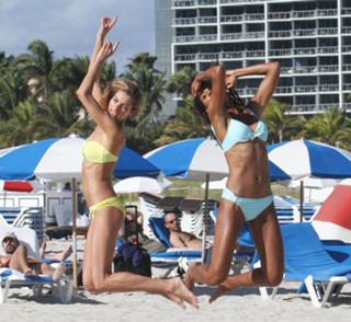 Jessica Hart feet photo thumbnail
