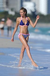 Jessica Hart feet photo thumbnail