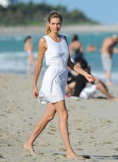 Jessica Hart feet photo thumbnail