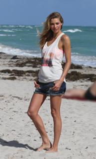Jessica Hart feet photo thumbnail