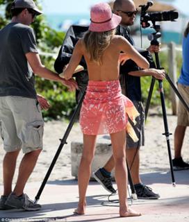 Jessica Hart feet photo thumbnail