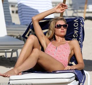 Jessica Hart feet photo thumbnail