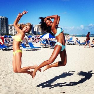Jessica Hart feet photo thumbnail