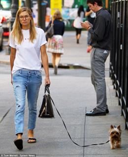 Jessica Hart feet photo thumbnail