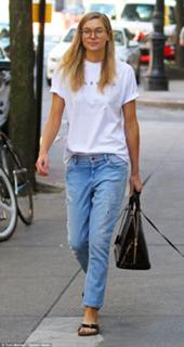 Jessica Hart feet photo thumbnail
