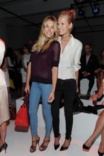 Jessica Hart feet photo thumbnail