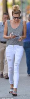 Jessica Hart feet photo thumbnail