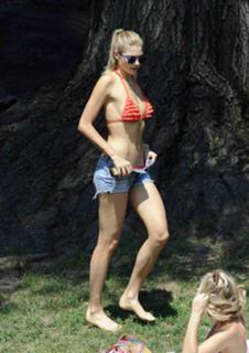 Jessica Hart feet photo thumbnail