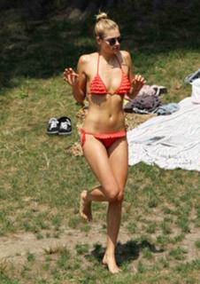 Jessica Hart feet photo thumbnail