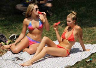 Jessica Hart feet photo thumbnail
