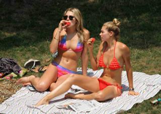 Jessica Hart feet photo thumbnail