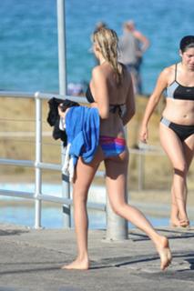 Jessica Hart feet photo thumbnail