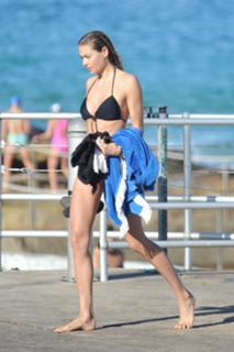 Jessica Hart feet photo thumbnail