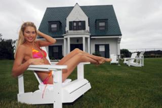 Jessica Hart feet photo thumbnail