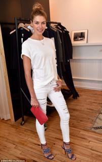 Jessica Hart feet photo thumbnail