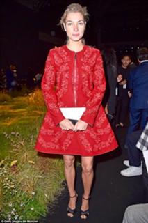 Jessica Hart feet photo thumbnail