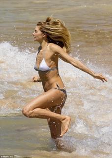 Jessica Hart feet photo thumbnail