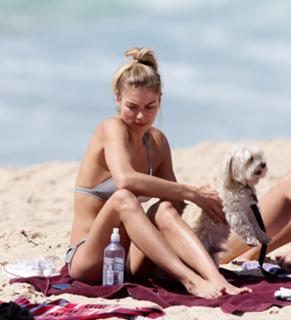Jessica Hart feet photo thumbnail