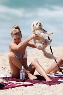 Jessica Hart feet photo thumbnail