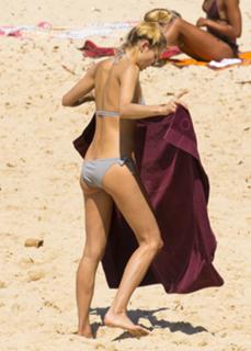 Jessica Hart feet photo thumbnail