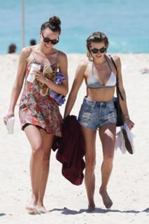 Jessica Hart feet photo thumbnail
