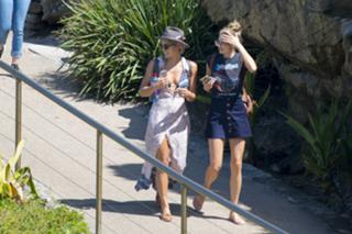 Jessica Hart feet photo thumbnail