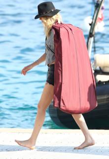 Jessica Hart feet photo thumbnail