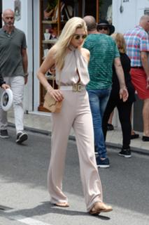 Jessica Hart feet photo thumbnail