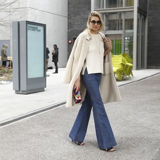 Jessica Hart feet photo thumbnail
