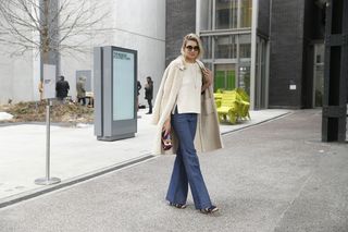 Jessica Hart feet photo thumbnail