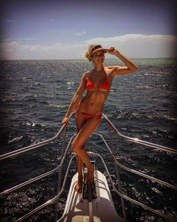 Jessica Hart feet photo thumbnail