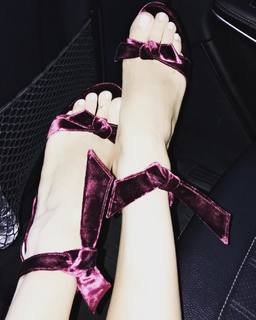 Jessica Hart feet photo thumbnail