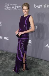 Jessica Hart feet photo thumbnail