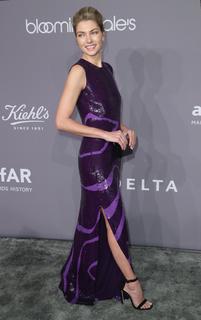 Jessica Hart feet photo thumbnail