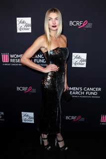 Jessica Hart feet photo thumbnail