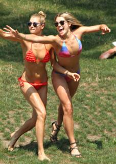 Jessica Hart feet photo thumbnail