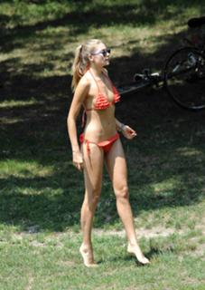Jessica Hart feet photo thumbnail
