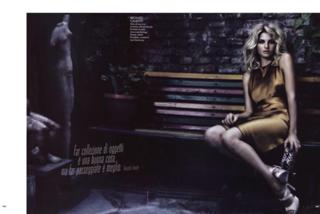Jessica Hart feet photo thumbnail