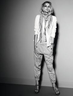Jessica Hart feet photo thumbnail